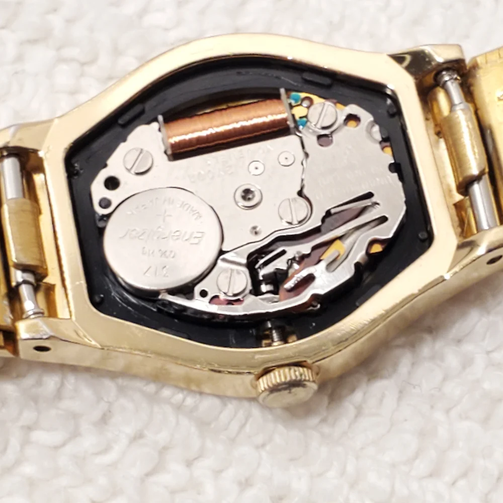 Vintage Seiko Women's Gold Tone Quartz Analog Watch Stainless Steel Base Metal